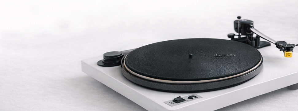 Image illustrating the MATTERS leather turntable mat – stability and groove tracking